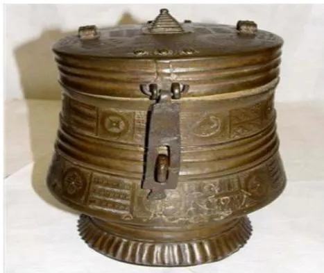 Figure 5: A cast brass container use for storing gold-dust, "kuduo"