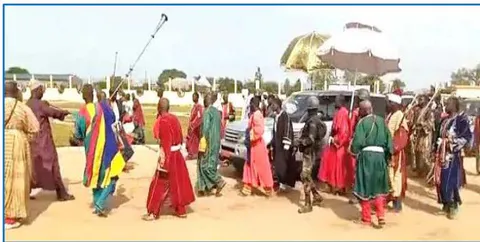Fig. 1a: Lamido of Rey Bouba at the Presidency Fig. 1b: Franck Biya on a visit to the Lamido of Rey Bouba Source: U-Tube Rey-Bouba Production
