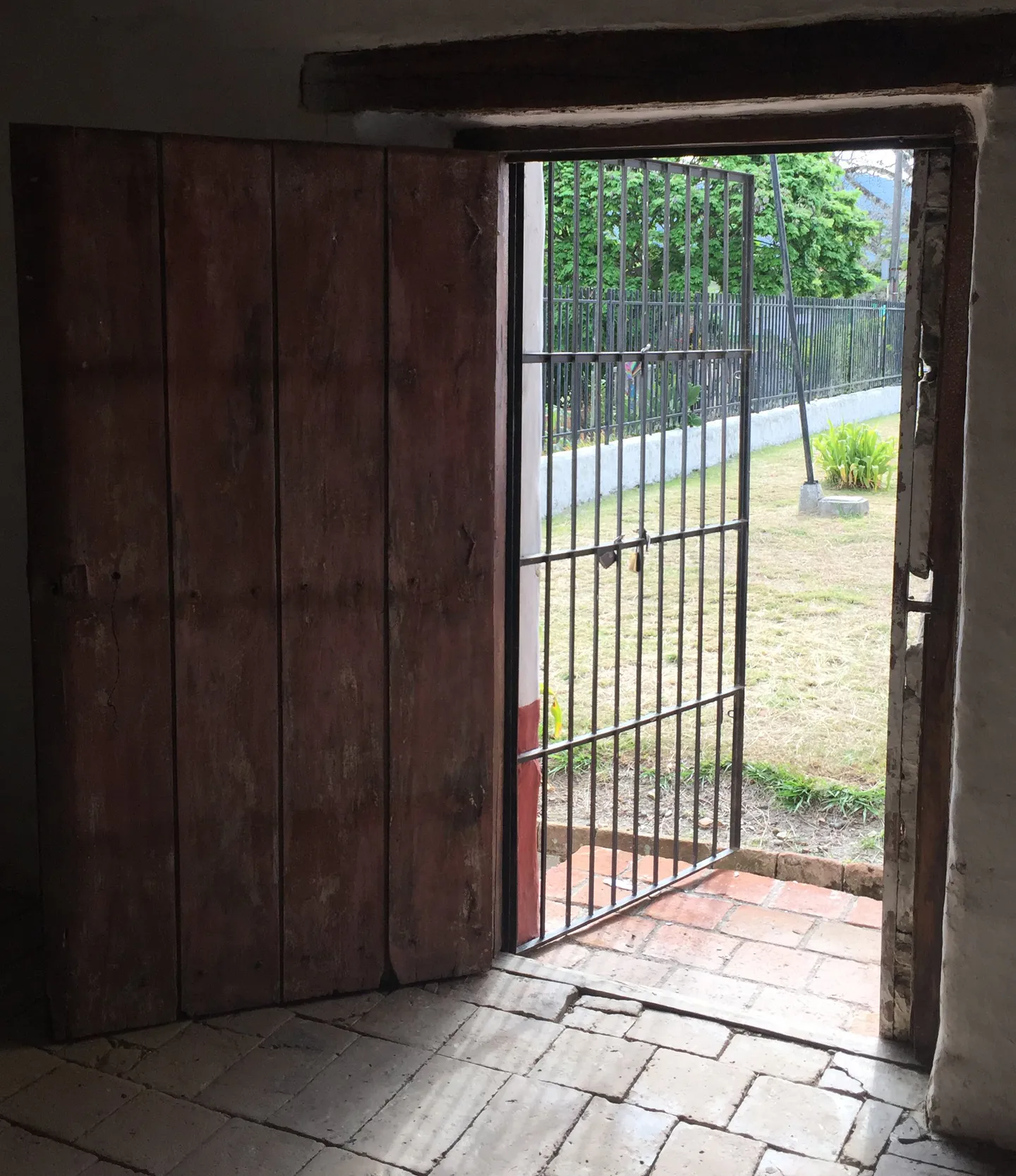 Puerta de la sacristía con contraportón de forja metálica de ventilación