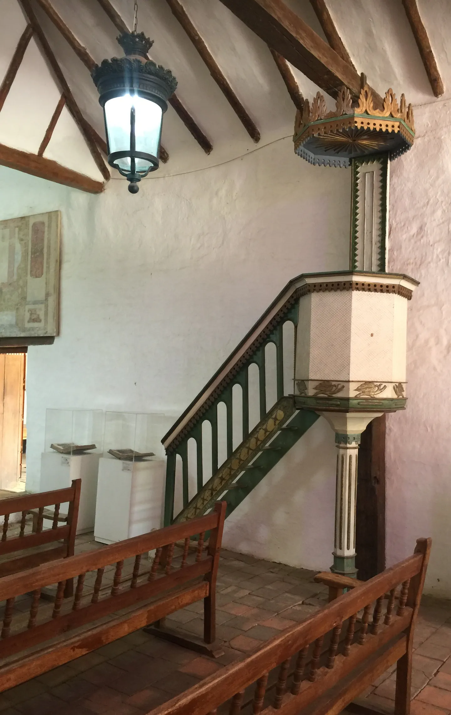 Púlpito adosado con tornavoz tallado, bancas y farol monumental