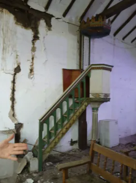 Fisuras diagonales en la unión de paramentos estructurales