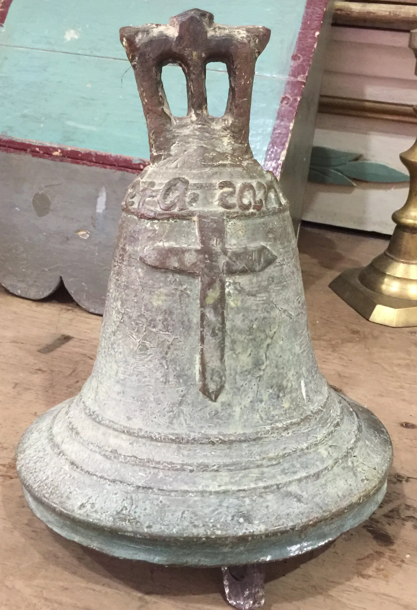 Campana litúrgica de bronce con relieve de San Juan Bautista