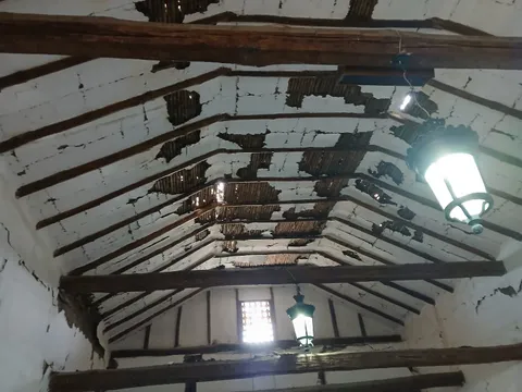 Afectación en muros exteriores y desajuste de tejas de barro