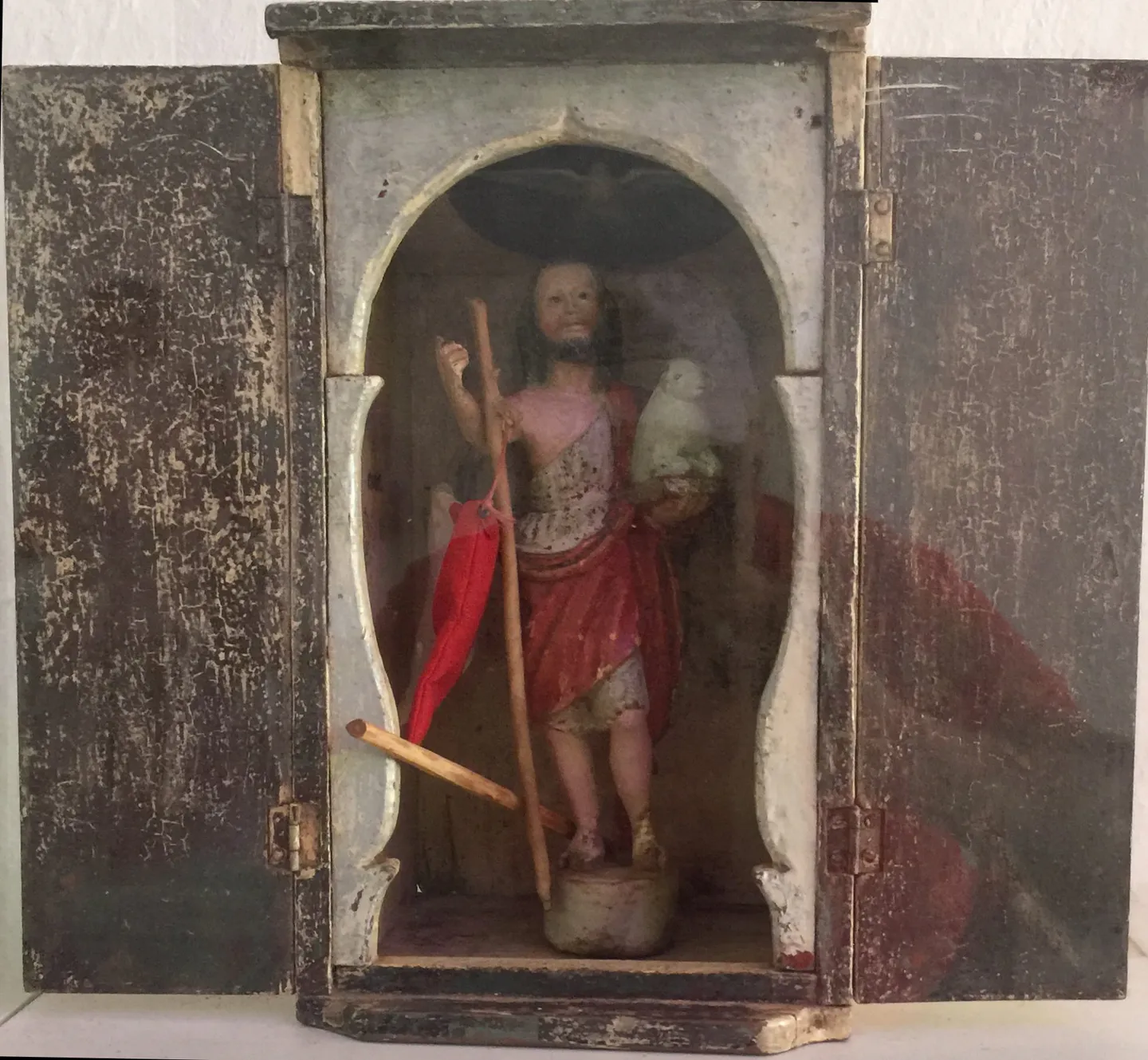 Retablillo tallado en hornacina con puertas de San Juan Bautista
