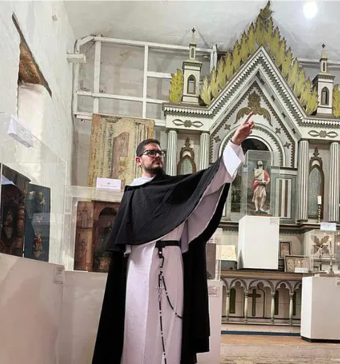 Representación de sacerdote doctrinero de la época virreinal