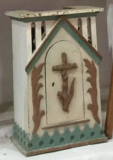 Sagrario de pared empotrado en madera con detalles barrocos