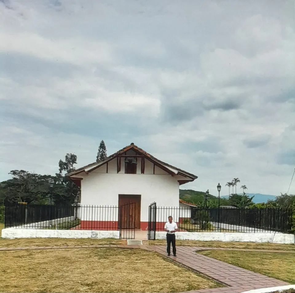 Atrio y fachada exterior de la Capilla Doctrinera San Juan Bautista de Toro