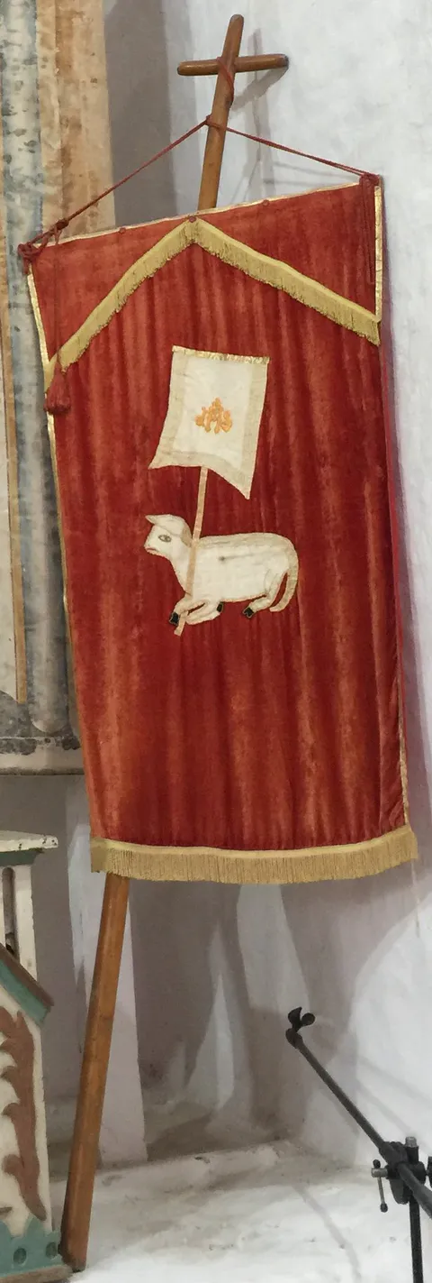 Estandarte procesional en tela carmesí con bordado del Cordero Pascual