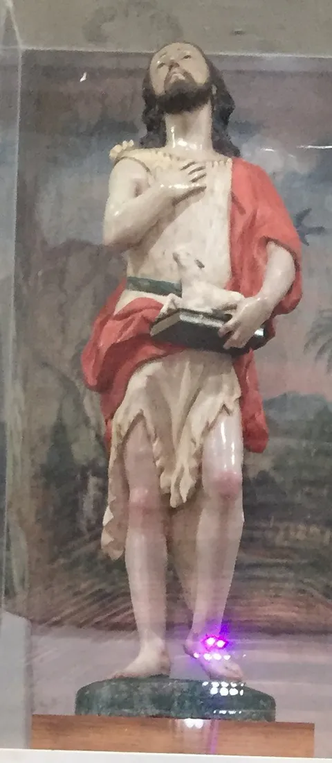 Escultura de bulto virreinal de San Juan Bautista con cordero divino