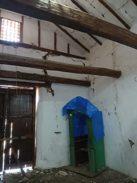 Grietas y desprendimientos en muro de tapia pisada de la capilla