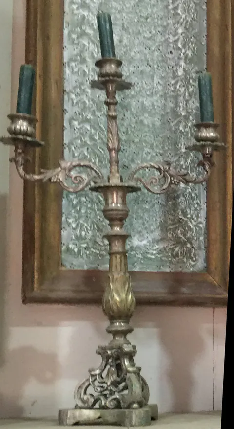 Candelabro virreinal de altar de tres luces en metal fundido
