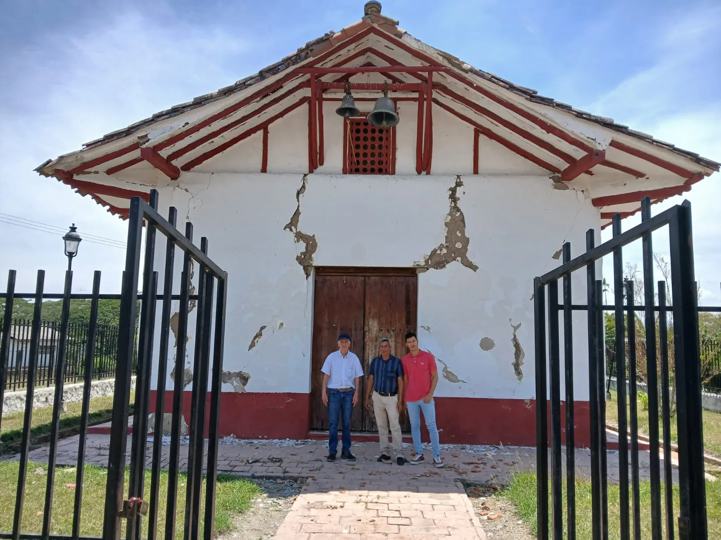 Fachada y grietas estructurales provocadas por el terremoto