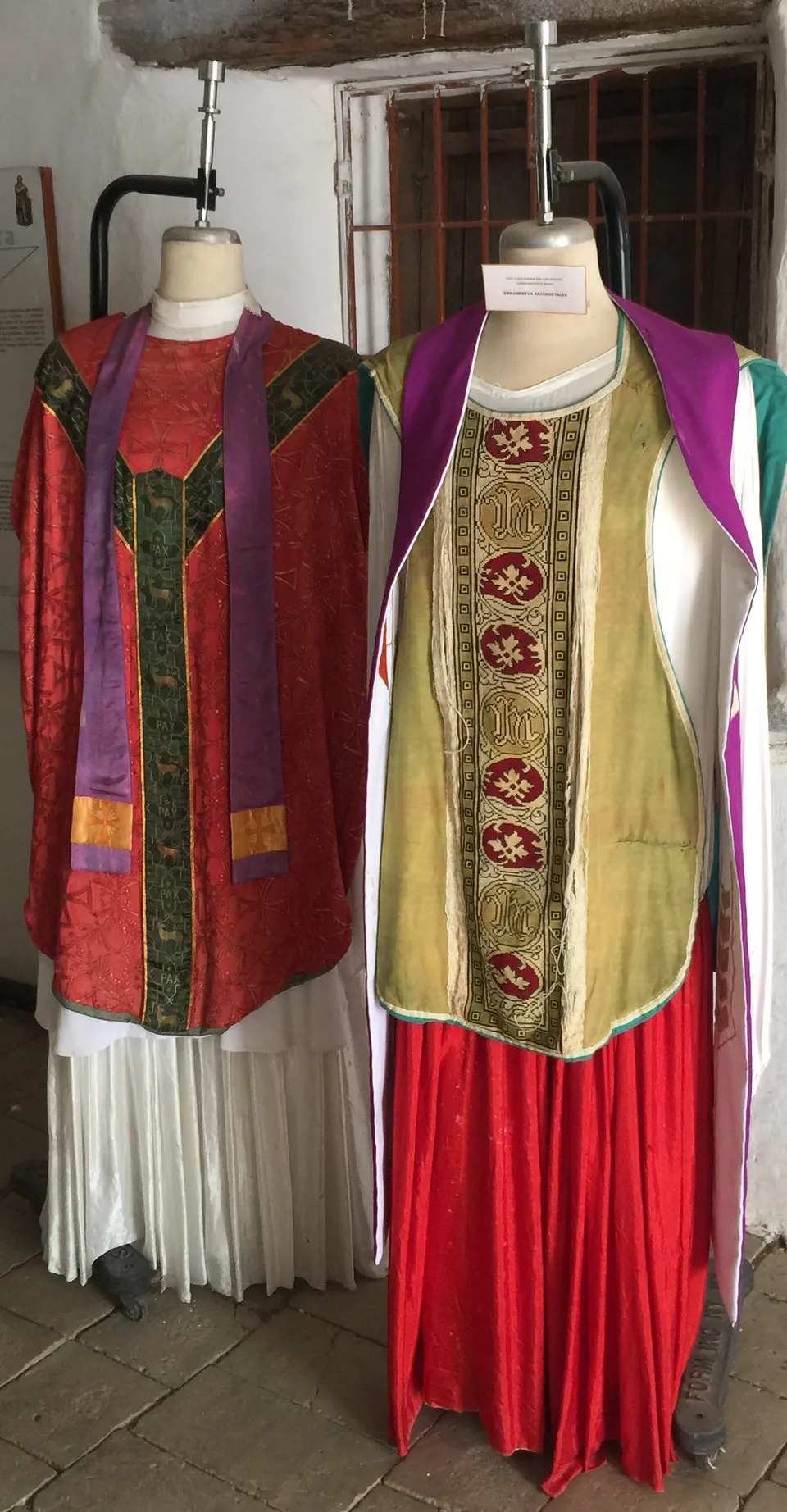 Casullas sacerdotales antiguas con ornamentos y brocados litúrgicos
