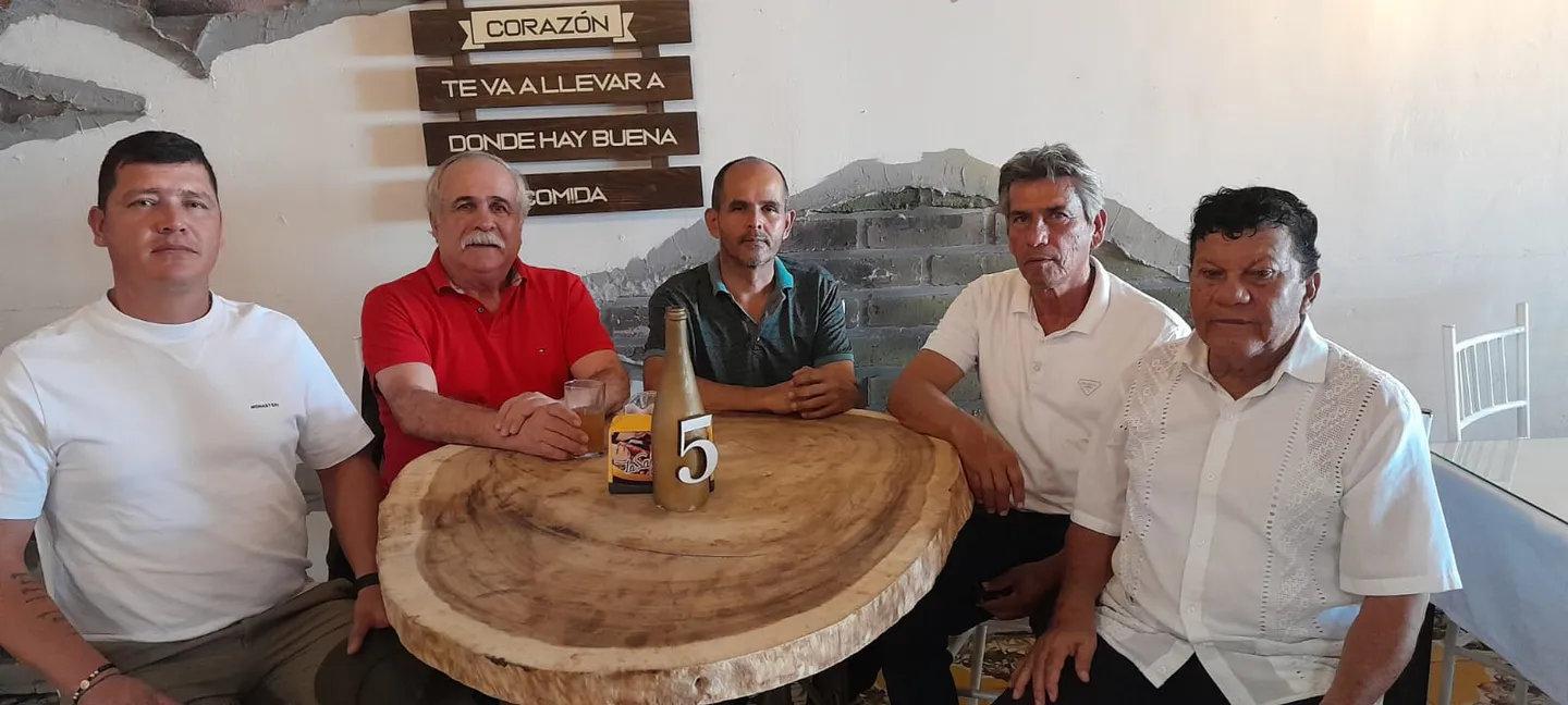 Directivos del Centro de Historia de Toro y autoridades frente a la capilla