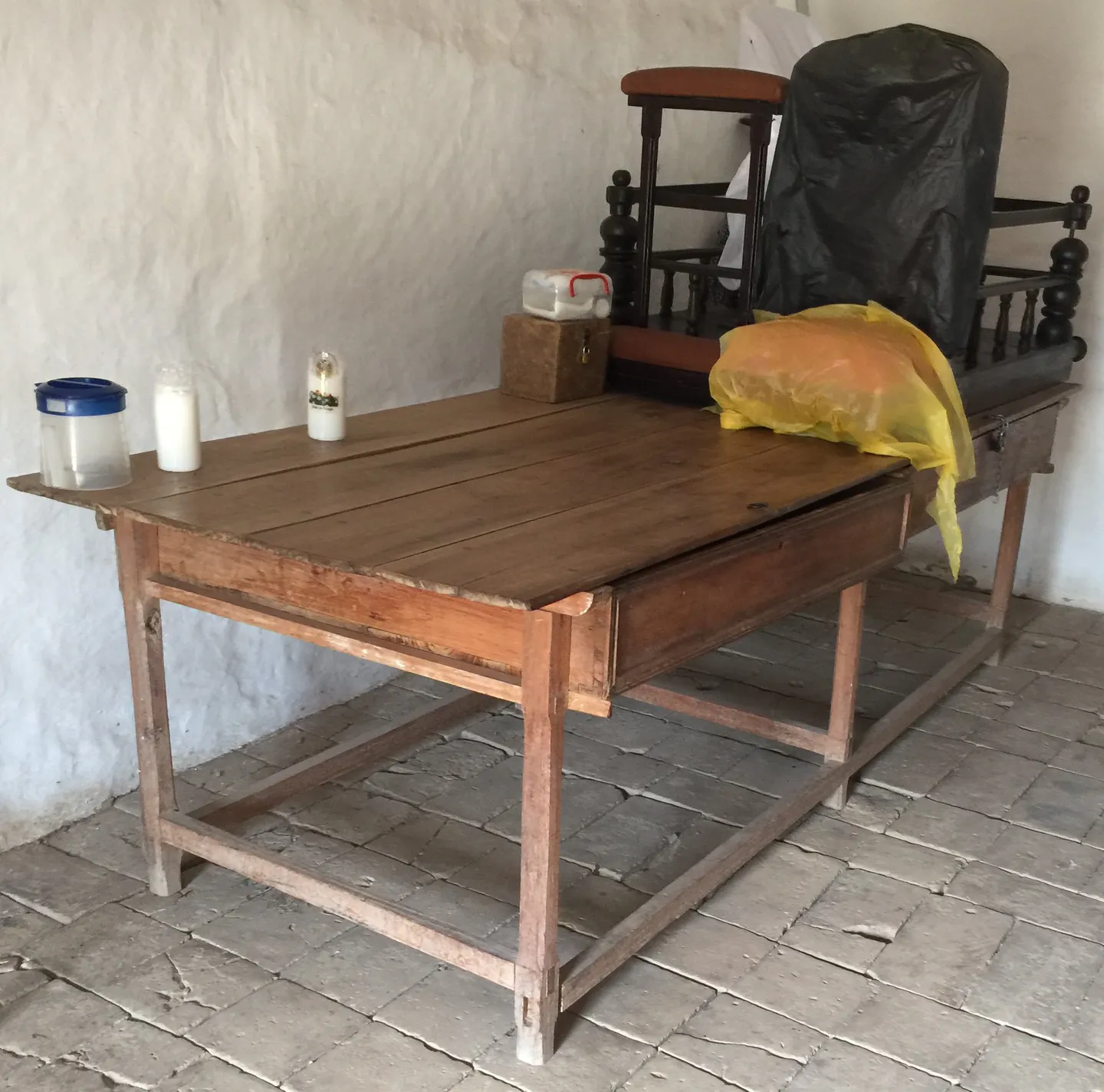 Mesa colonial de sacristía en madera maciza con gavetas