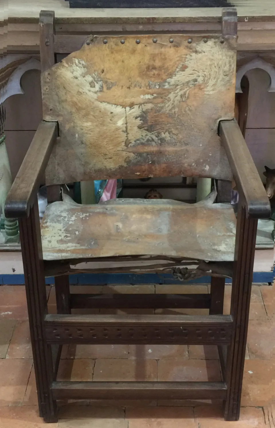 Sillas coloniales frailunas de madera ensamblada para el presbiterio
