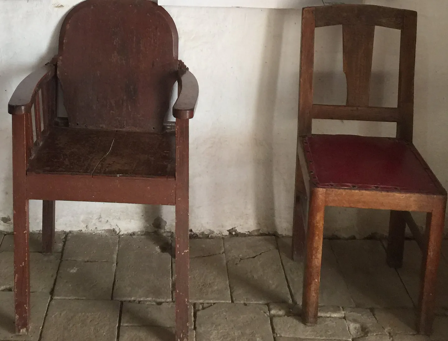 Silla virreinal con asiento y espaldar de cuero repujado