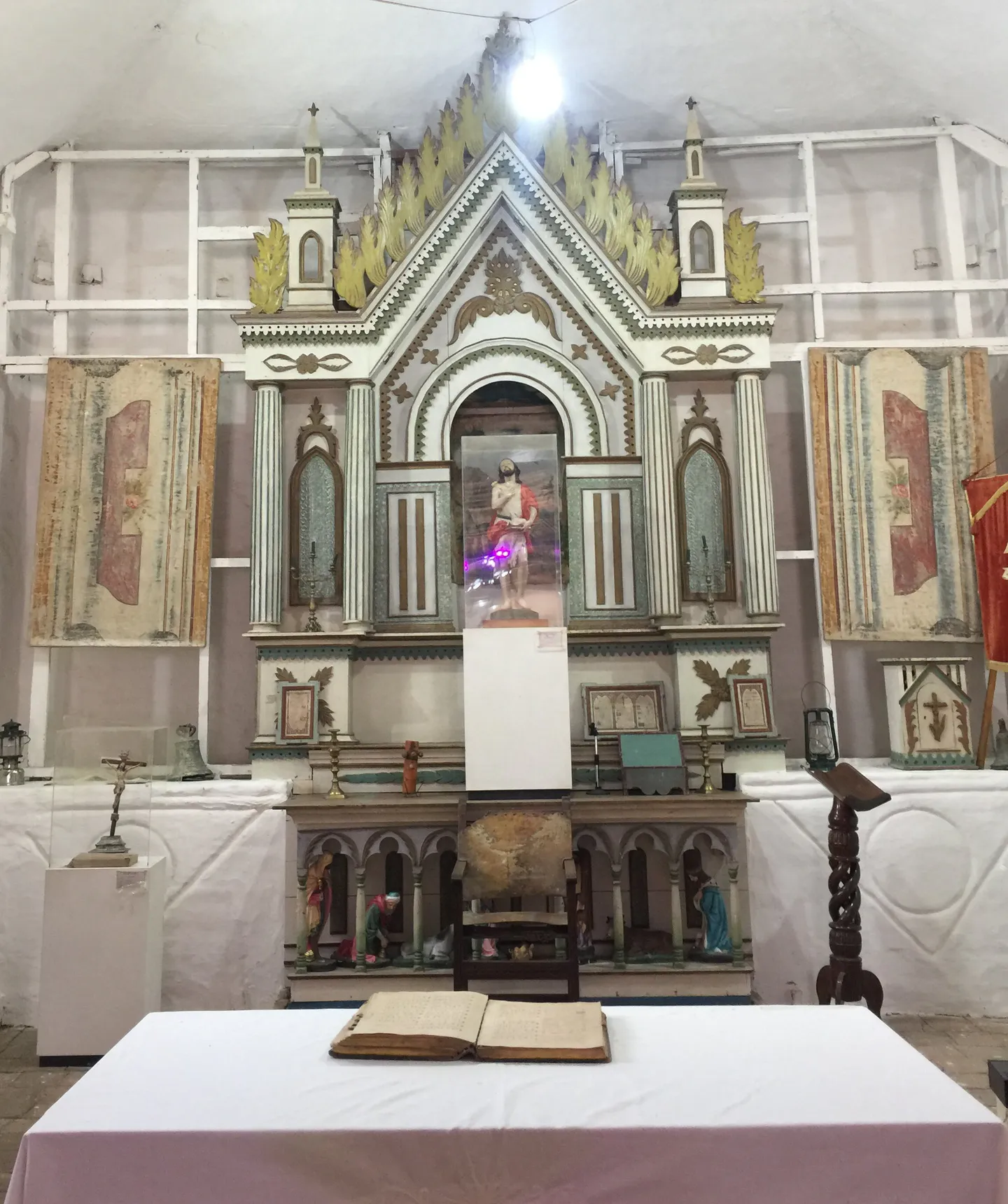 Altar Mayor con retablo colonial y hornacina de San Juan Bautista