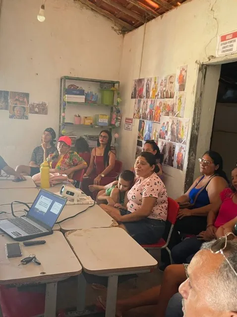Attendees seated at school desks listening to the theoretical lecture on plant extraction and cosmetics.