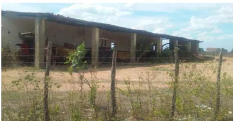 Figure 2: House on its original structure on the Morada Nova irrigation zone Source: The authors Figure 3: Abandoned warehouse with tractors on the Morada Nova irrigation zone