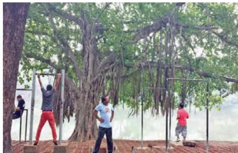 Fig. 1: Dhanmondi lakeside park Fig. 2: Residents exercising in outdoor open space, Dhanmondi