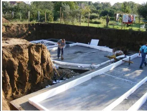 Figure 3b: Edge thermal insulation and covered tubing Photo T. Barkanyi